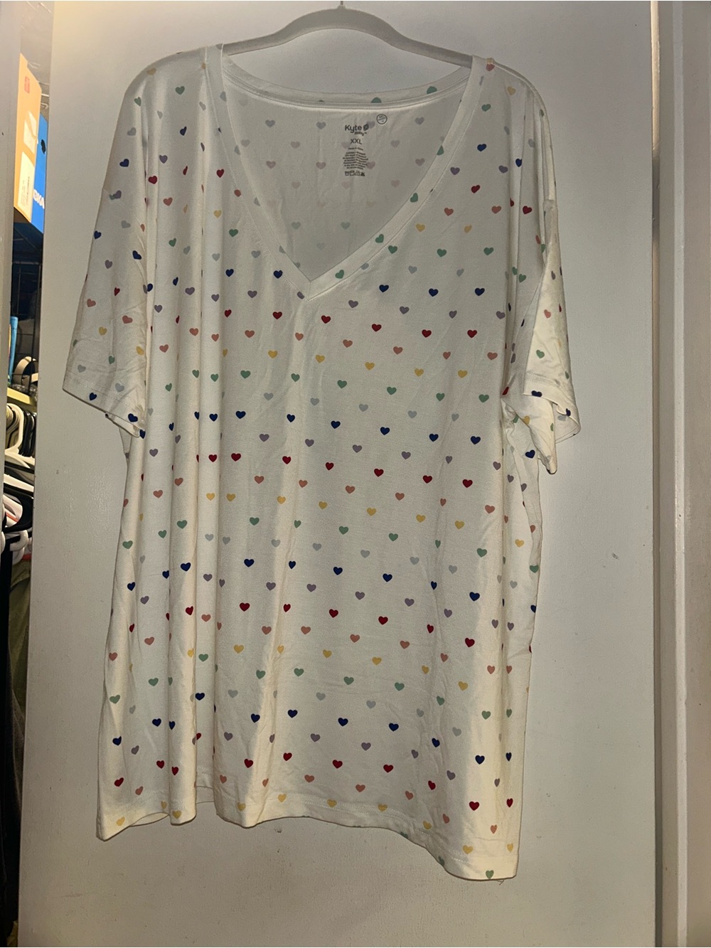 KYTE BABY White V-Neck Tee with Rainbow Heart Print, 2XL